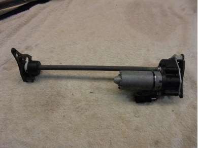 BMW X5 E53 Right Front Seat Adjustment Motor and Shaft 1124101 O/S/F Sub Stn SF20