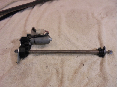 BMW X5 E53 Right Front Seat Front Height Adjustment Motor and Shaft 1119801 O/S/F Yard SF94